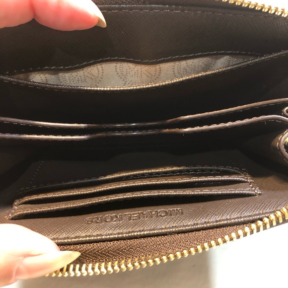 Micheal Kors Wallet Wristlet - Picture 3 of 13
